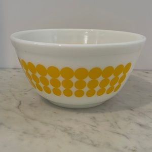 Pyrex yellow dot bowl 402
